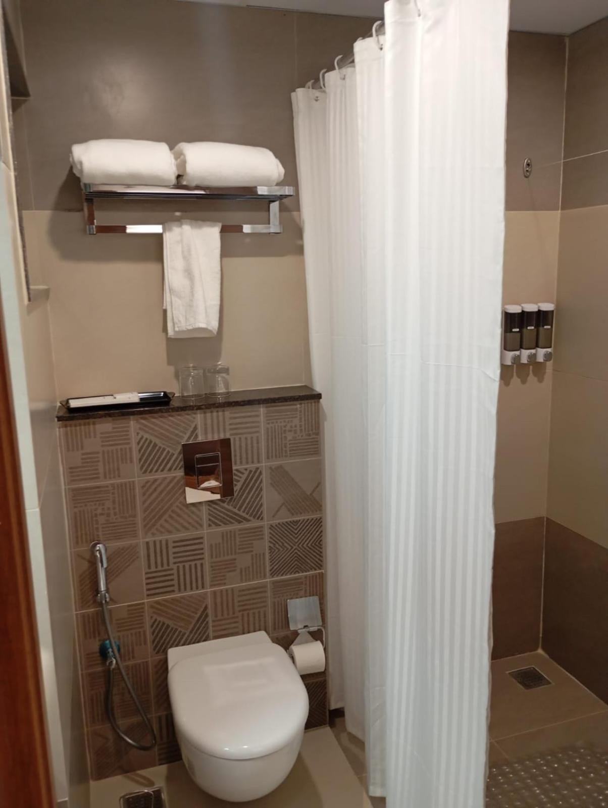 Highland Hotel Bangalore Dış mekan fotoğraf