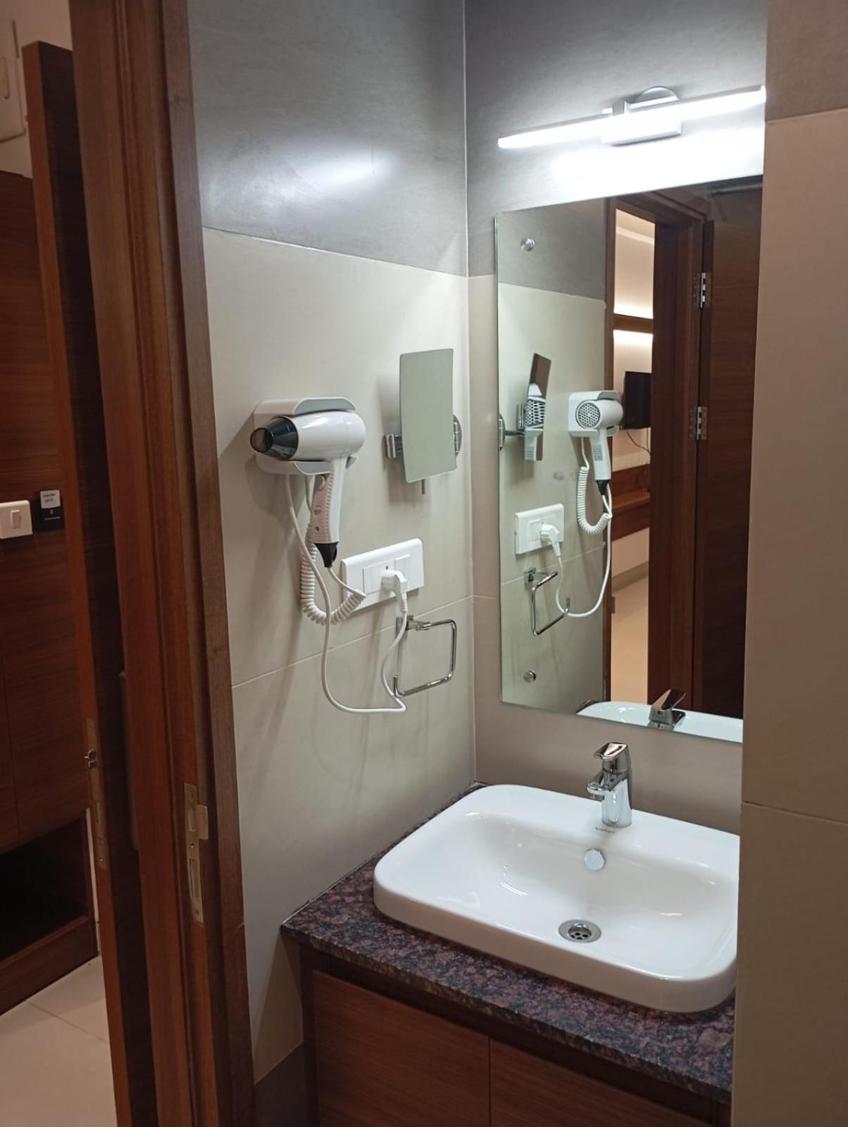 Highland Hotel Bangalore Dış mekan fotoğraf