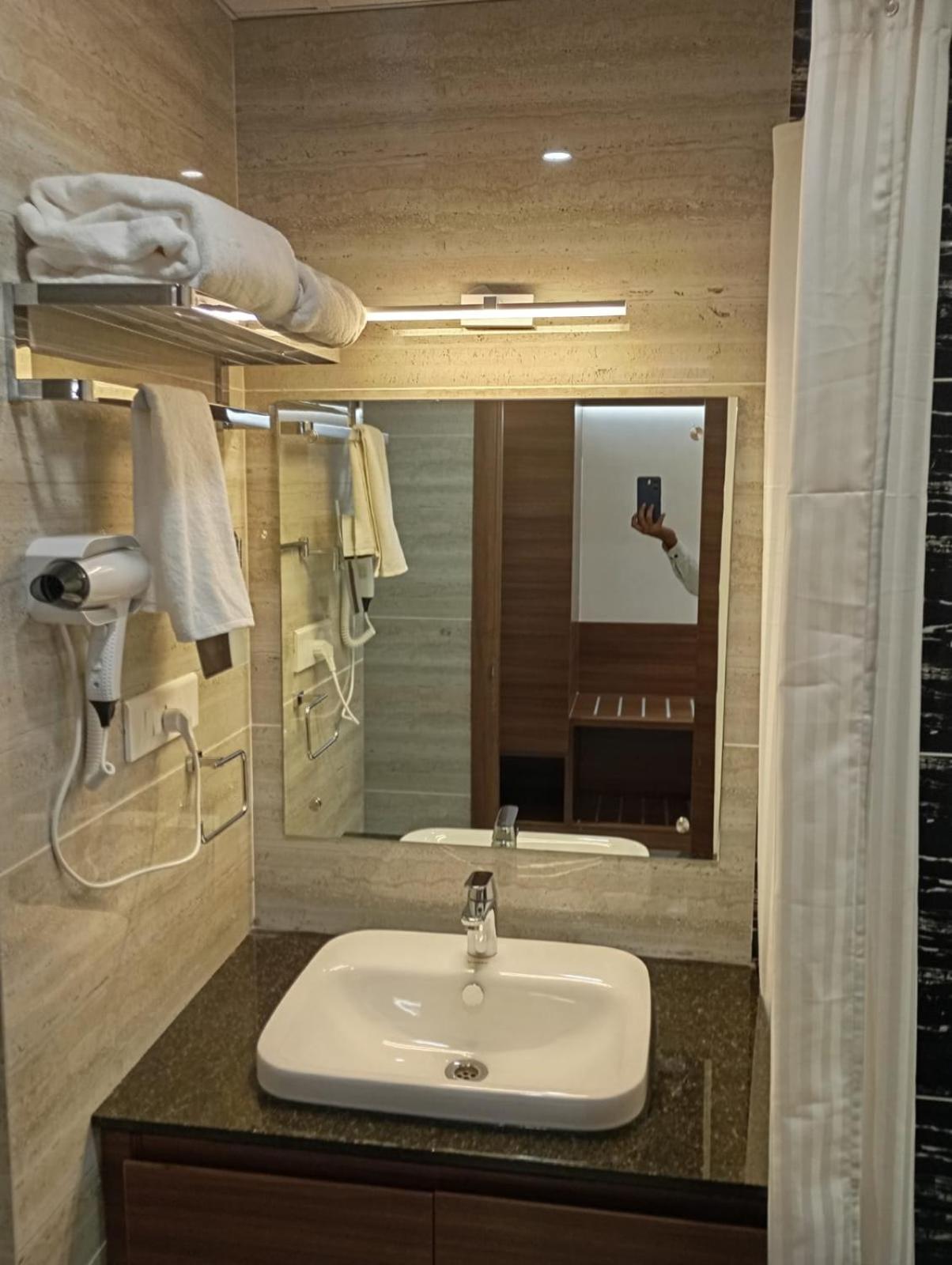 Highland Hotel Bangalore Dış mekan fotoğraf