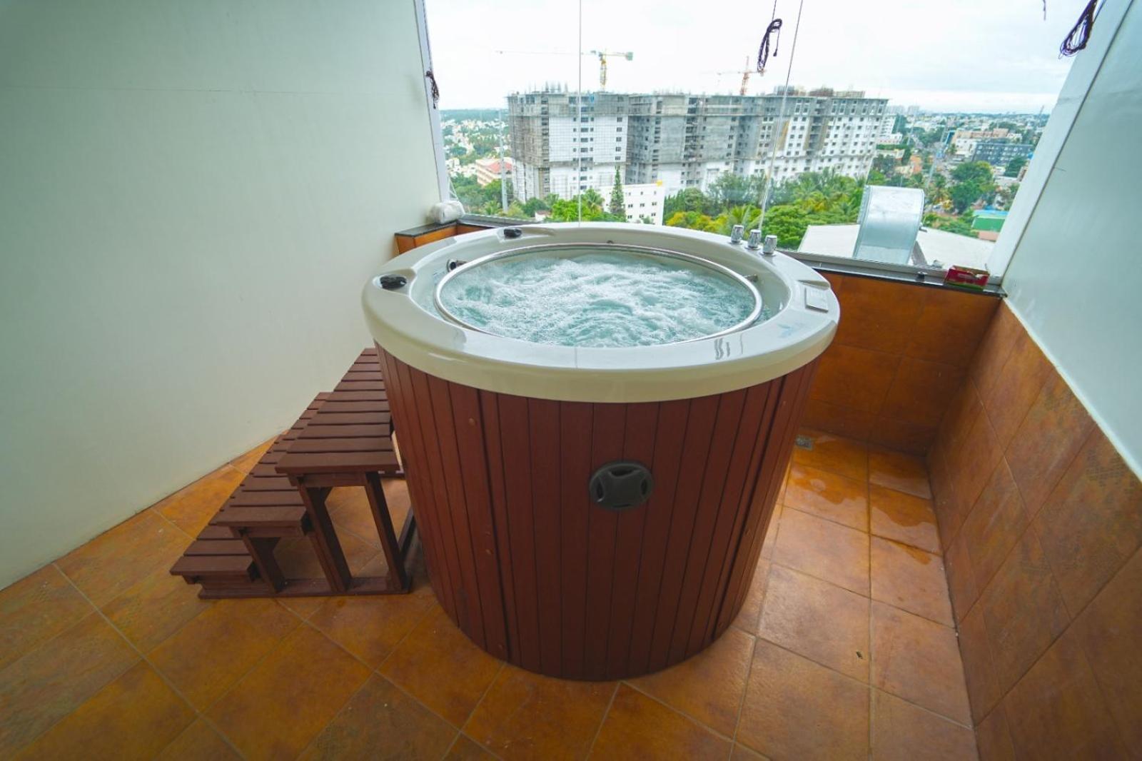 Highland Hotel Bangalore Dış mekan fotoğraf